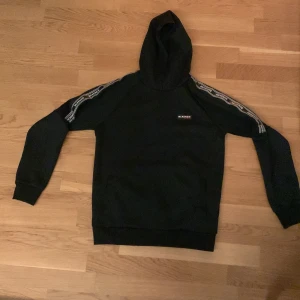 Mckenzie hoodie  - En svart mckenzie hoodie med text på ärmarna, bra skick använd några gånger.