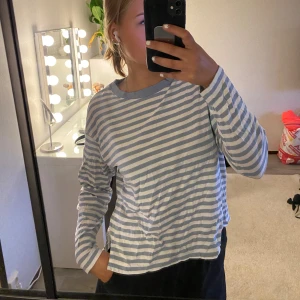 Tröja - Randig tröja från Monki som är extremt skrynklig just nu :) Köparen står för frakten, hör av er vid frågor!