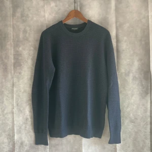 Mönstrad B&S Tröja  - Säljer en snygg och tidlös mörkblå tröja från Bruun & Stengade | Perfekt tjocklek för både höst och vinter | Tröjan är i riktigt bekvämt material | Hör av er vid frågor!⭐️