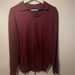 Massimo dutti tröja  - Vinröd Massimo dutti tröja som inte längre kommer till använing tyvärr  Strl L men sitter som en M 