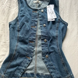 Topp - säljer denna så fina jeans topp från Gina som snabbt såldes ut. Storlek xs. Lappar och allt finns kvar så i helt nyskick! 💕