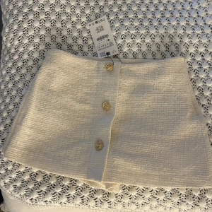 Vit shorts/kjol - Vita shorts/kjol från Zara i storlek XS, Aldrig använda💓