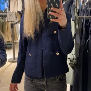 Zara blazer  - Snygg zara jacka i väldigt bra skick. Storlek s. Säljer då den tyvärr inte kommer till användning. Bara att skriva vid frågor eller funderingar💞nypris 699 