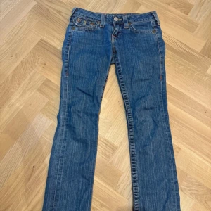 True religon  - Bra skick, Skriv om det är något du undrar kring jeansen💕 så svarar jag så snabbt som möjligt 💕💕  