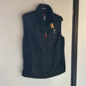 Parajumper väst  - Jag säljer min parajumper väst då den inte kommer till användning längre. Väldigt bra skick och strl L
