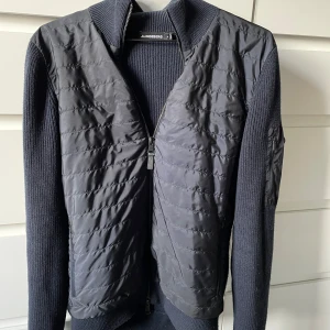 J.Lindeberg cardigan - Säljer min jlindberg cardigan i använt men gott skick Säljer pga köpt ny 