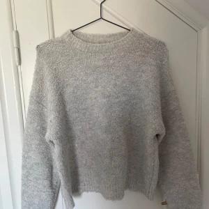 Ljusgrå stickad tröja - Mysig grå stickad tröja från mango i storlek S som är använd fåtal gånger och därför i superfint skick. Passar perfekt för kyliga höst- och vinterdagar. Tröjan har långa ärmar och en rund halsringning. Den är superbekväm och passar till allt!🤍