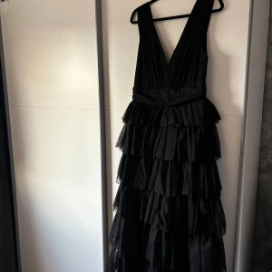 Balklänning svart - Klänningen är köpt från bubbleroom och är endast andvänd en gång så den är i nyskick, en aning stor i storleken brukar ha storlek 40 men klänningen är i storlek 42