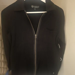 Snygg kofta  - En mycket snygg zip kofta från lagency, tröjan är i mycket bra skick och passar bra till allt! Hör av dig vid frågor 