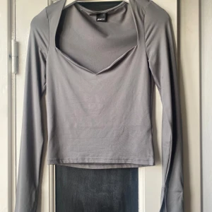 Grå långärmad tröja - Tröja från Ginatricot, i storlek S.  Slits i ärmarna, tränings material.  Aldrig använd. 