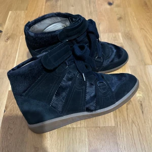 Isabel Marant skor - INTRESSEKOLL på mina supersnygga Isabel Marantskor!🩷 Bild 2-5 är lånade av hon jag köpte de av, men inte använda sedan köpet!🐆 Säljes endast vid bra bud!