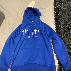 Säljer min blåa trapstar hoodie storlek M knappt använd inga defekter!