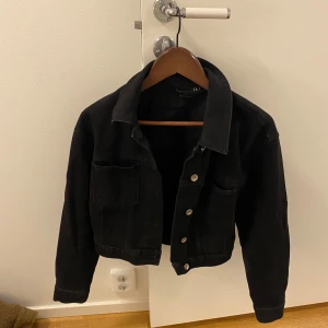 Svart jeans jacka i storlek S från vero moda - Svart jeans jacka i storlek S från vero moda