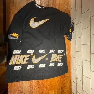 Nike vintage t shirt - Nike vintage tröja priset är prutat och klart storlek XL säljer då den är för stor