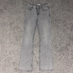 Jeans - grå lowrise bootcut jeans