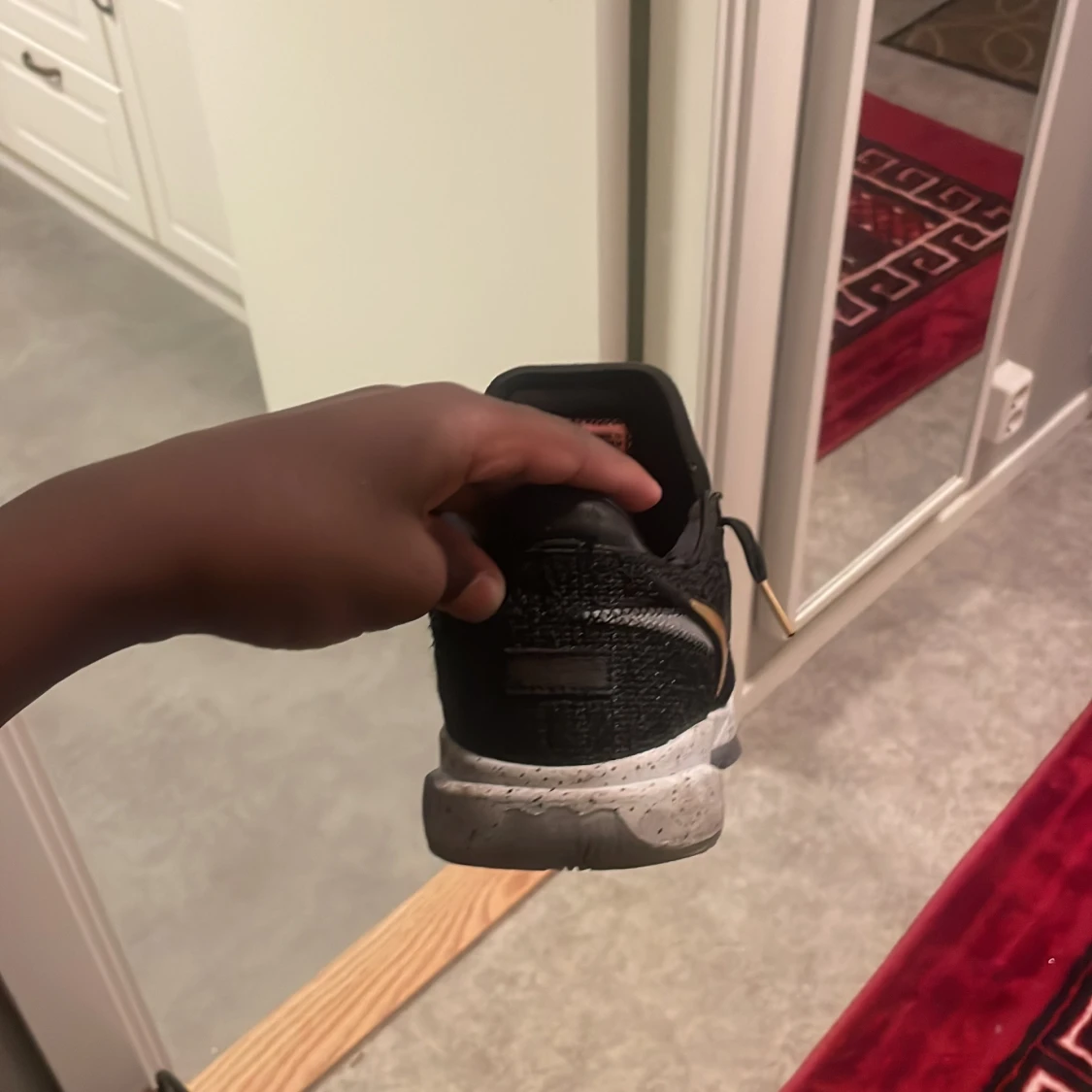 Svarta och guldiga Nike sneakers - 90