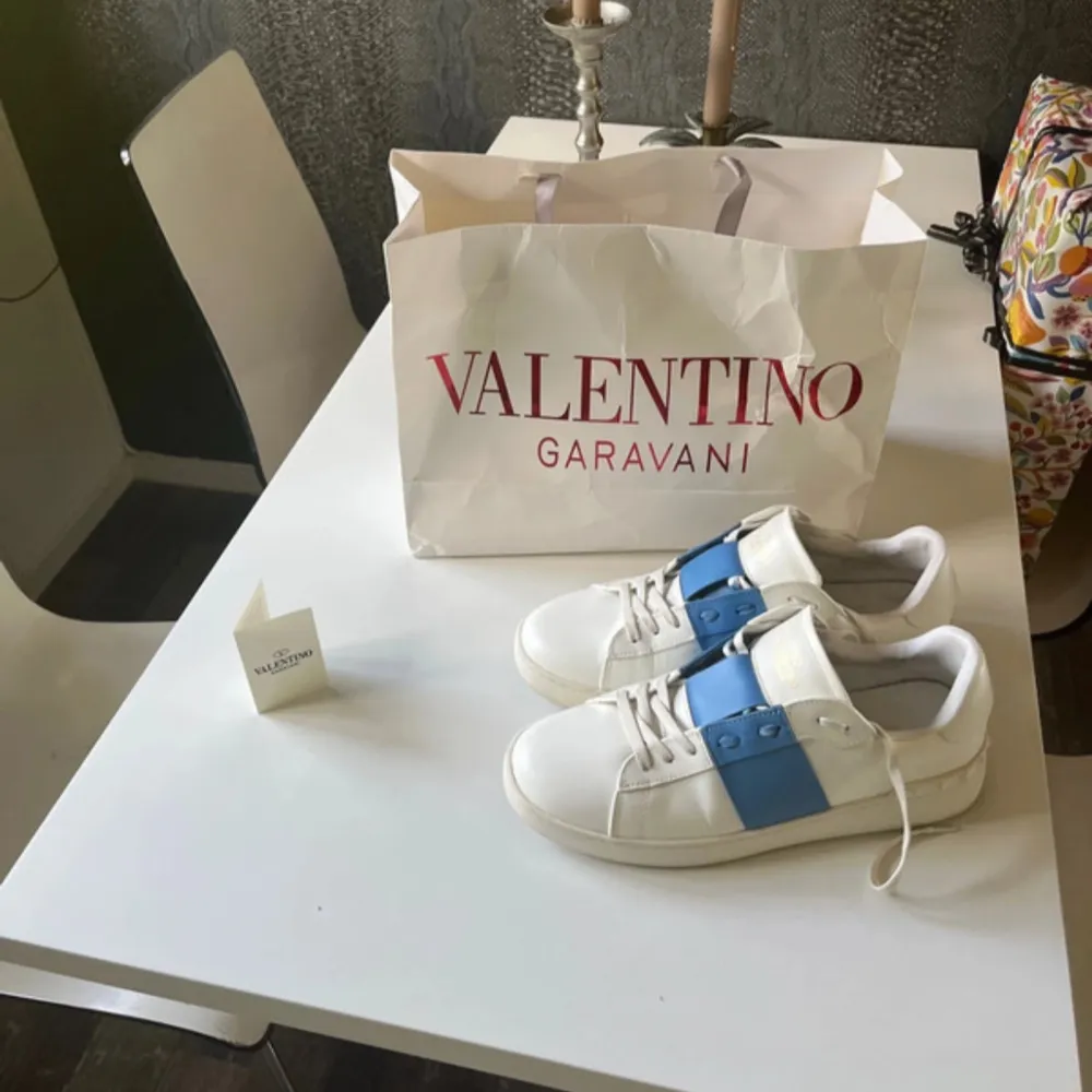 Valentino open storlek 44 men sitter som 43  ny skick snygga till hösten valentino kort o påse följer med! Prutat o klart. Skor.