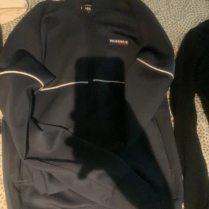 Tröjor  - Säljer 3 tröjor för att jag har ingen användning av alla 3.  Mckenzie tröjan: 100kr Gant tröjan: 100kr Nike Jordan air t-shirt: 50 