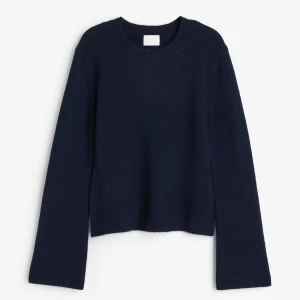 Stickad tröja  - En jätte mjuk mysig stickad tröja. Mörkblå och bra skick då den är knappt använd💕