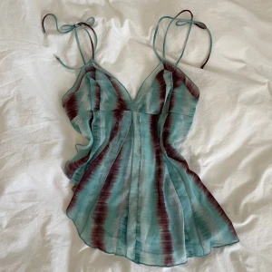 Asymmetriskt linne  - Sött asymmetriskt linne!  Ena flärpen på kupan har lossnat (se bild) men ingenting som syns mycket eller är svårt att fixa.