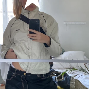 Beige windbreaker - Superfin jacka! Lite missfärgad vid ärmarna och några små fläckar, skriv för fler bilder.