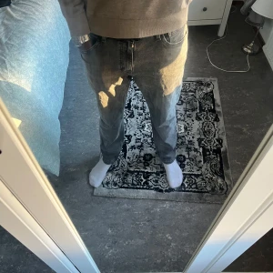 Levi’s jeans 511 - Tja säljer ett par Levi’s jeans i färgen grå som är i fint skick. I storlek W33/L32 det finns inga fel på byxorna och har haft de i ett halv år  Priset kan diskuteras !