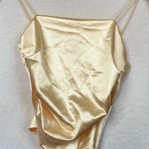 Gul satin topp - Superfin gul satin topp som passar superbra till alla tillfällen. Underbar och härlig färg!💛