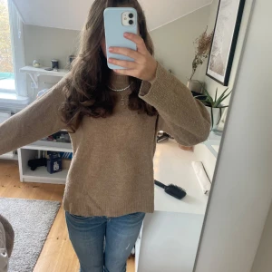 Stickad tröja! - Säljer denna karamellfärgade stickade tröjan då den ej användas längre! Är relativt använd och är lite smånopprig men syns ej. Är från Zara!