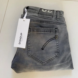 Dondup Jeans George  - Säljer nu dessa sjukt snygga dondup George jeans som är i riktigt bra skick utan defekter, de på baksidan är populär design, skriv vid fler frågor o funderingar🙌🏼