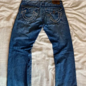 True religion jeans - Ett par true religion jeans i rätt bra skick  Ena knappen på bakfickan har lossnat  