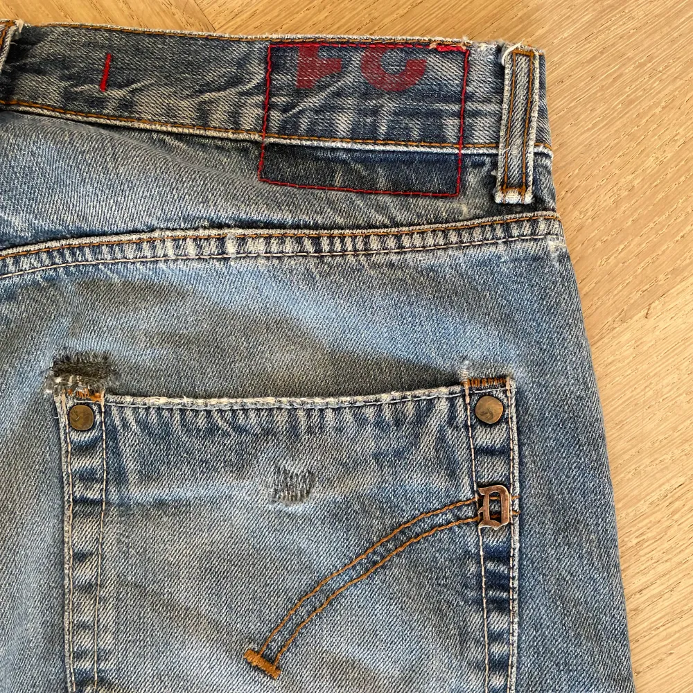 Riktigt snygga Dondup jeans med perfekt passform och en härlig tvätt! ❤️‍🔥❤️‍🔥 Fint skick. Midjemått 40 cm, ytterbenslängd 105 cm. Storlek 31 men passar 30. Jeans & Byxor.