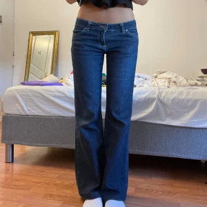 Jeans - Lågmidjade bootcut jeans i bra skick. Midjemått 38cm, innerbenslängd 78cm❤️