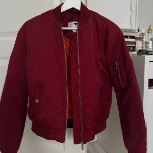 Vinröd bomberjacka - Säljer min sjukt snygga bomberjacka i vinröd! Har inga defekter alls och är så gott som ny!