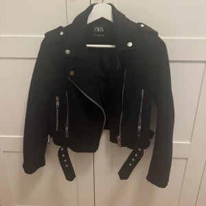 Mockajacka  - Säljer min skinnjacka från zara i fejkläder(mocka). Använd en gång, inga defekter!☺️