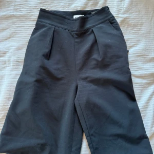 Helt nya kostymbyxor  - Aldrig använda kostymbyxor från NA-KD! Långa i benen (är 164cm) och sitter som en smäck på! Endast testade 