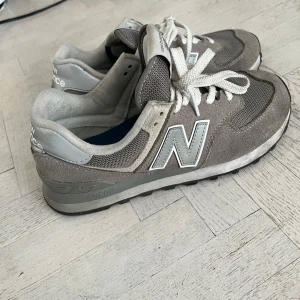 New balance 574 - Använda men bra skick, nypris 900kr