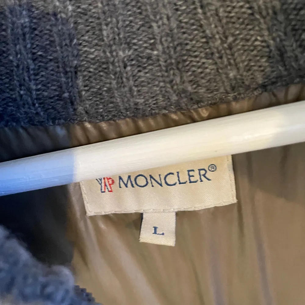 Säljer denna feta Moncler cardigan i gott skick! Storlek L (Passar M också)  Öppen för prisförslag. Jackor.