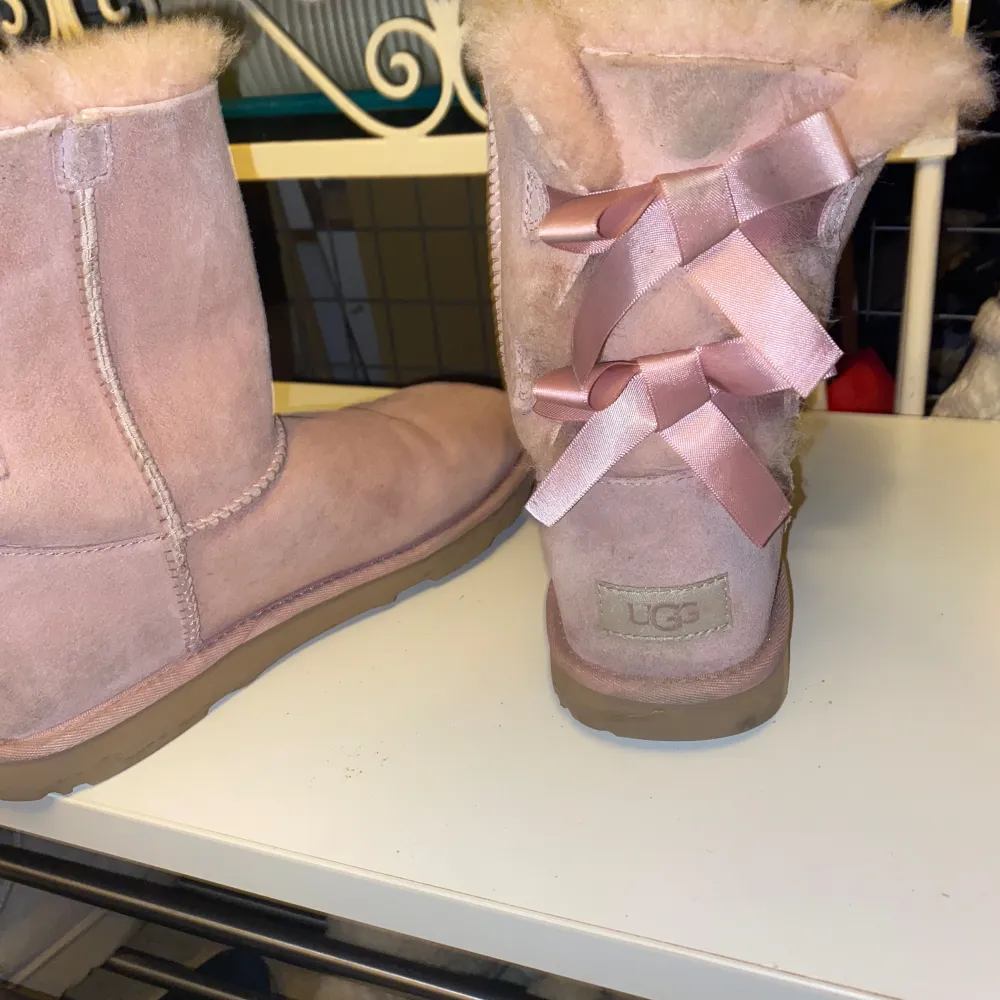 Säljer mina Rosa Uggs. Finns ingenstans och är väldigt eftersökta. Hittade dom i Uggs hemsida ett tag sen och sedan har jag aldrig sett dom någonstans. Har haft dom några gånger men bra skick med lite rengöring. Färgen är finare än bild.. Kengät.