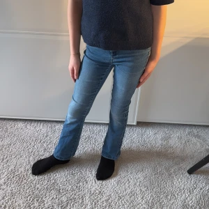 Blå jeans med bootcut med just i mitten  - Snygga blå jeans som tyvärr är försmå.