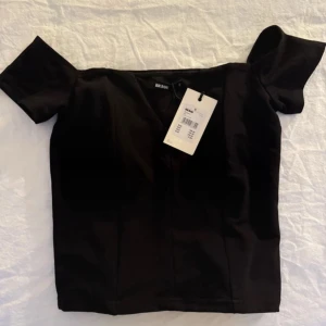 Svart tröja  - Tröja med inbyggd bygel. Inga fläckar eller sönder nånstans. Skriv privat för flera frågor💕