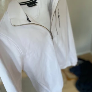 Tre zip-tröjor från sail racing  - Säljer tre snygga zip-tröjor från sail racing i färgerna vit, grå och beige. Tröjorna har dragkedja och hög krage, perfekt för en casual look. De är tillverkade i ett mjukt material som ger en bekväm passform. Ny pris är 1500 kr st. Pris kan diskuteras 