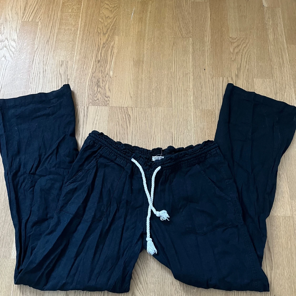 Marinblå linnebyxor med snörning - 90