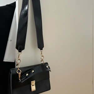 Svart axelväska  - Superfin axelbandsväska, jättebra skick. 