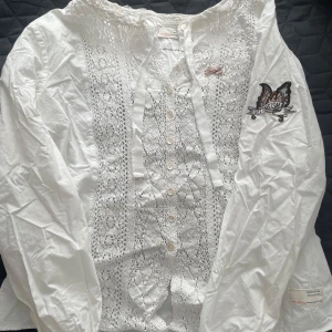 Odd Molly blus - En super gullig odd Molly blus i vit färg. De är storlek ”2” på den. Jag skulle säga att de motsvarar storlek S. Baksidan är i samma material som ärmarna.  Skriv om ni har fler frågor🫶🏻