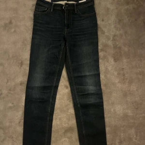 Mörkblå jeans från Acne Studios - Snygga mörkblå raka jeans från Acne Studios Blå Konst. De har en klassisk design med fem fickor och en knappgylf. Perfekta för en stilren look.