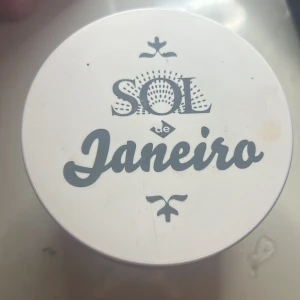 Sol de Janeiro Beija Flor Elasti-Cream - Beija Flor Elasti-Cream från Sol de Janeiro är en kroppskräm berikad med retinol-liknande cacayolja och växtkollagen. Den har en doft av Cheirosa 68 och är designad för att förbättra hudens elasticitet och ge djup återfuktning.