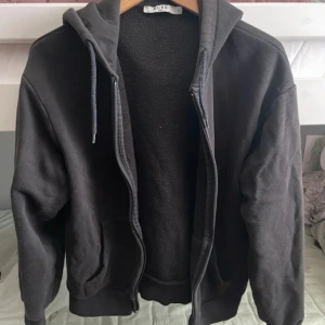 Svart zip up från Nakd - Svart zip