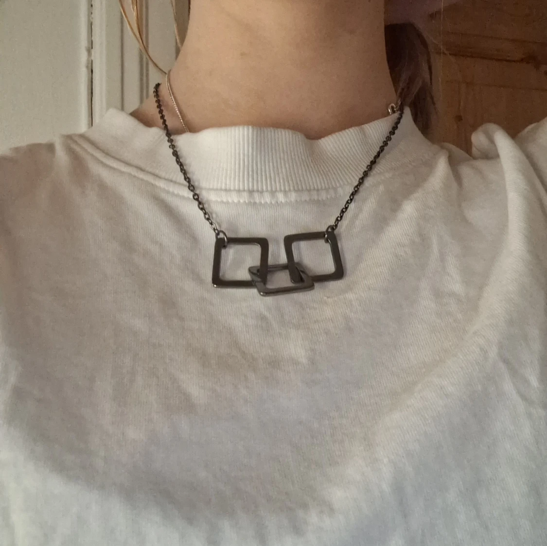 Svart halsband med geometriska former