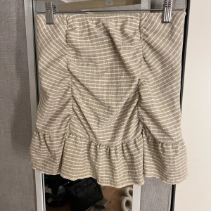 Beige kjol från Gina Tricot - Jättefin beige kjol från ginatricot💞