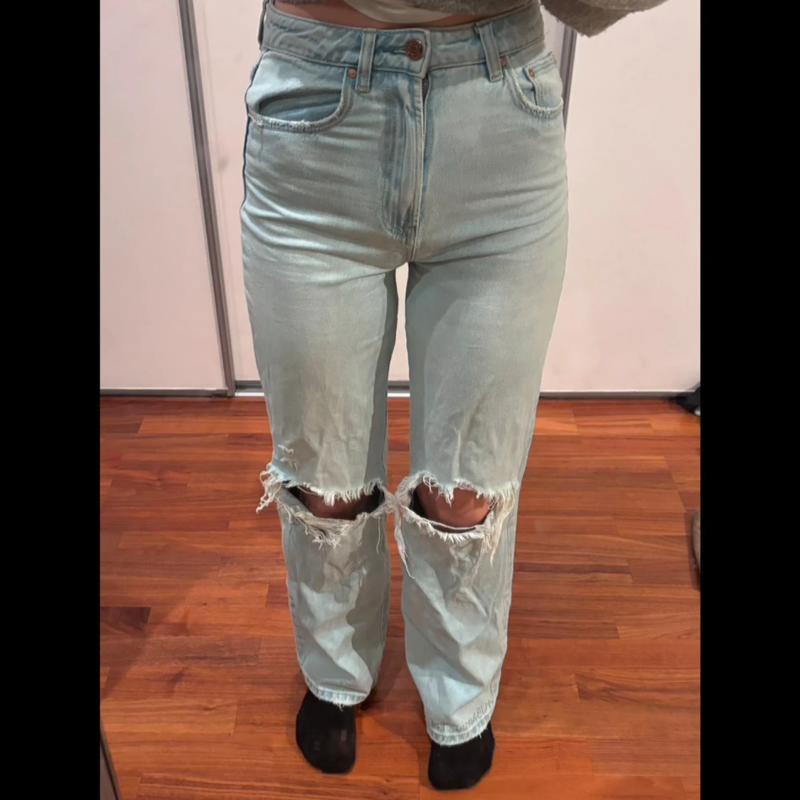 Ljusa jeans med slitningar